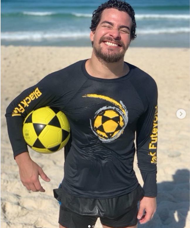 Volume em short de Thiago Martins chama atenção e atiça imaginação de seguidores