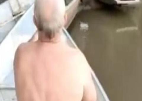 Vídeo: Onça fica cara a cara com pescadores ao invadir canoa