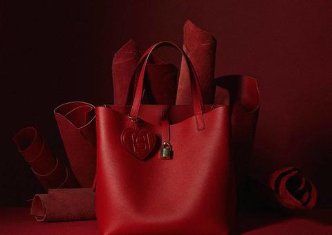 Grife Carolina Herrera doa parte das vendas para Cruz Vermelha durante pandemia