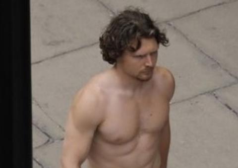 Homem aparece nu em rua usando apenas uma máscara sobre o órgão genital