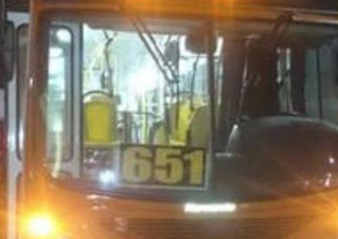 Armados com faca, dupla toca terror no ônibus da linha 651 em Manaus 