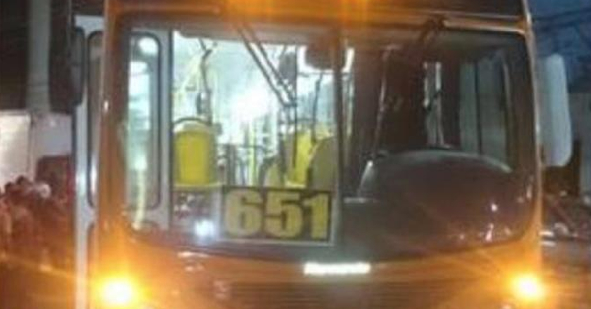 Armados com faca, dupla toca terror no ônibus da linha 651 em Manaus 