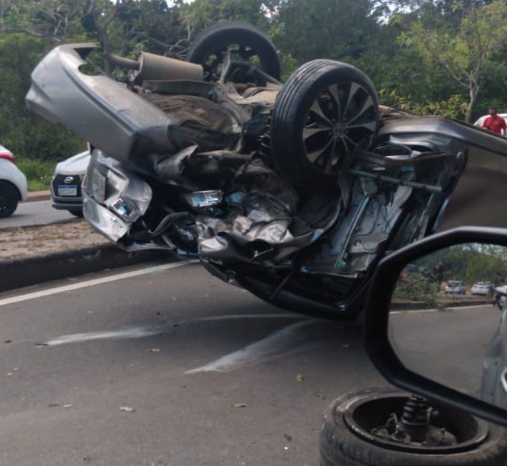 Carro incendeia em acidente gravíssimo em Manaus