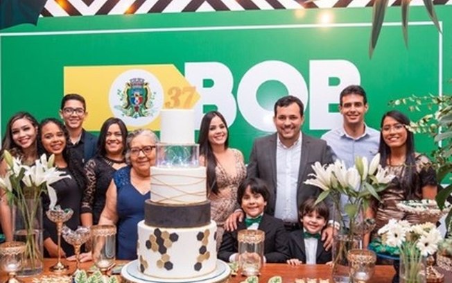 Presidente do PSL ignora pandemia e faz festão de aniversário com show ao vivo