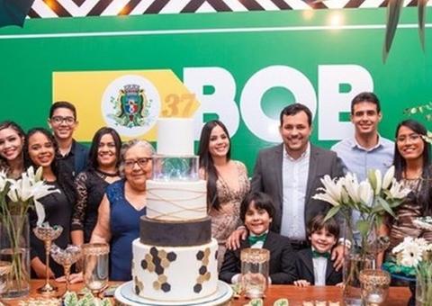 Presidente do PSL ignora pandemia e faz festão de aniversário com show ao vivo