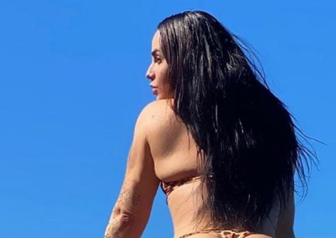 Ex-cantora gospel, Perlla empina bumbum de fio dental em dia de praia