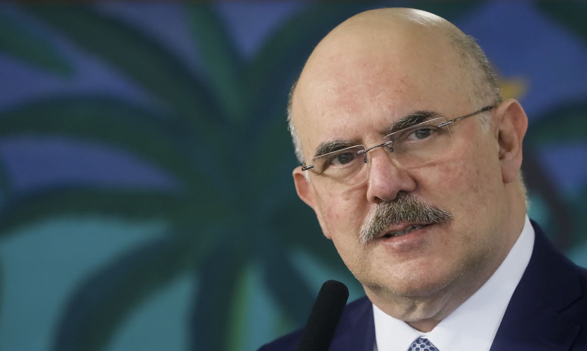 Ministro da Educação tem início de pneumonia por causa da covid-19