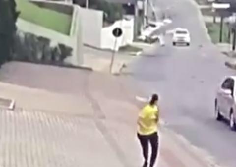 Veja momento em que avião cai no meio da rua