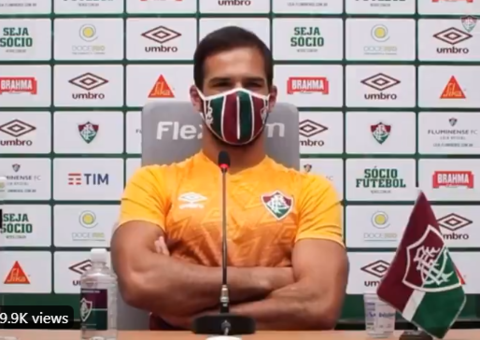 Cachorro invade entrevista coletiva on-line de goleiro do Fluminense e alegra web