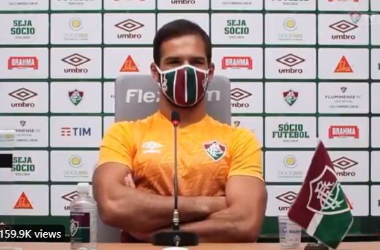 Cachorro invade entrevista coletiva on-line de goleiro do Fluminense e alegra web