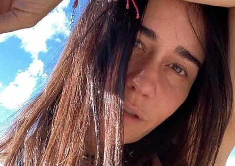 Aos 49, Alessandra Negrini impressiona em foto com barriga à mostra e sem m