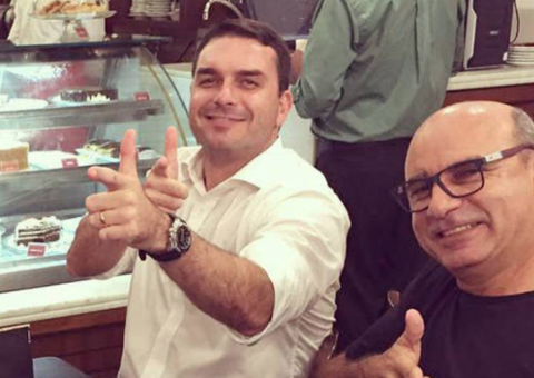 Dinheiro de ex-assessores de Flávio Bolsonaro duplicou créditos na conta de Queiroz