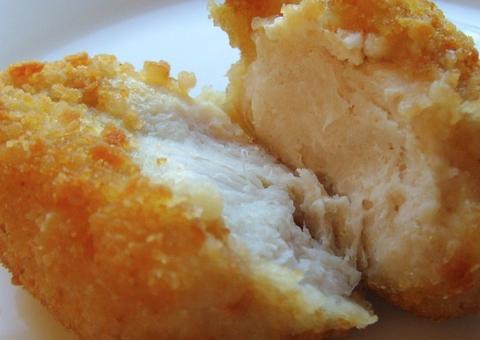 Pintinho triturado? Saiba como são produzidos os nuggets