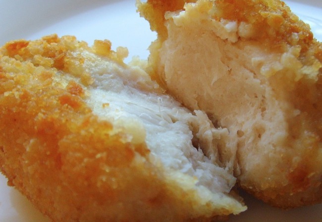 Pintinho triturado? Saiba como são produzidos os nuggets