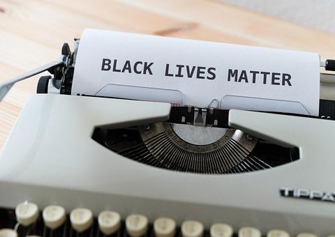 Manifestantes armados pedem justiça por mulher negra assassinada por policiais nos Estados Unidos