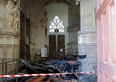 Guarda refugiado confessa ter incendiado Catedral de Nantes