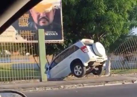 Carro desgovernado invade CSU do Parque 10 e fica 'entalado' em cerca