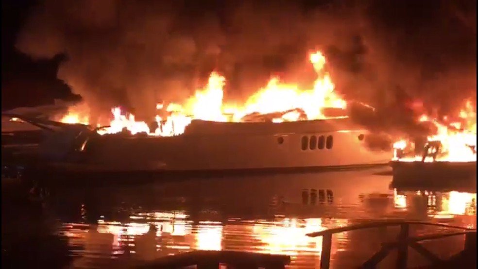 Iates luxuosos são consumidos por fogo às margens de condomínio