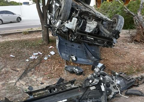 Carro vira 'latinha' ao se chocar com árvore na frente de delegacia em Manaus