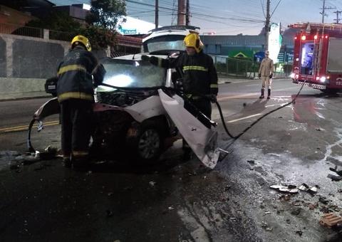Motorista fica ferido após carro ser destroçado em acidente grave em Manaus 