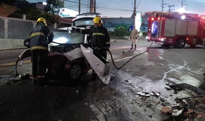 Motorista fica ferido após carro ser destroçado em acidente grave em Manaus 