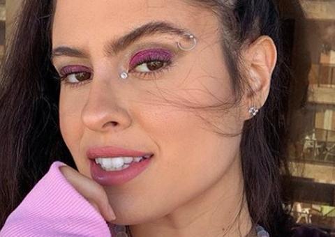 Ex-BBB Hana se irrita com críticas sobre pelos nas axilas