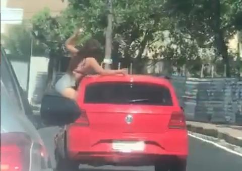 Mulher é flagrada dançando na janela de carro em movimento em Manaus