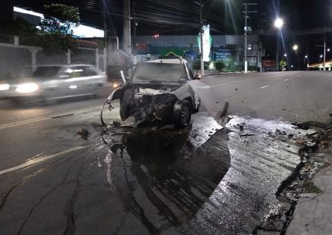 Populares salvam taxista de carro em chamas após acidente em avenida de Manaus 