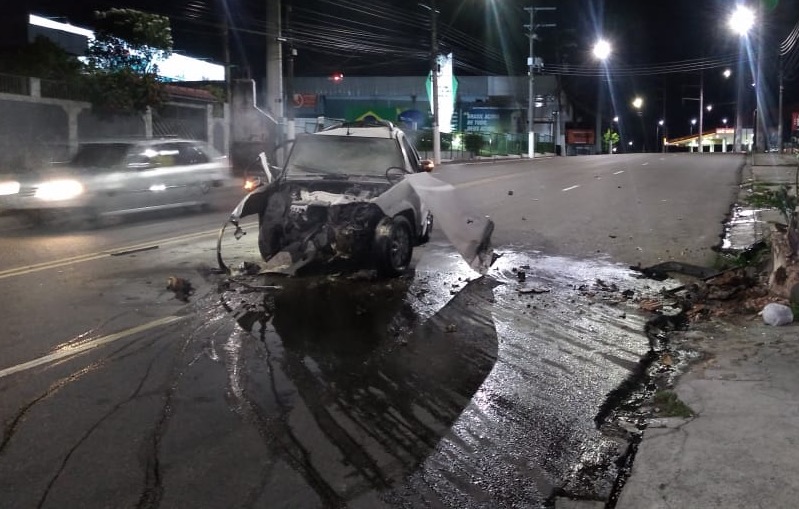 Populares salvam taxista de carro em chamas após acidente em avenida de Manaus 