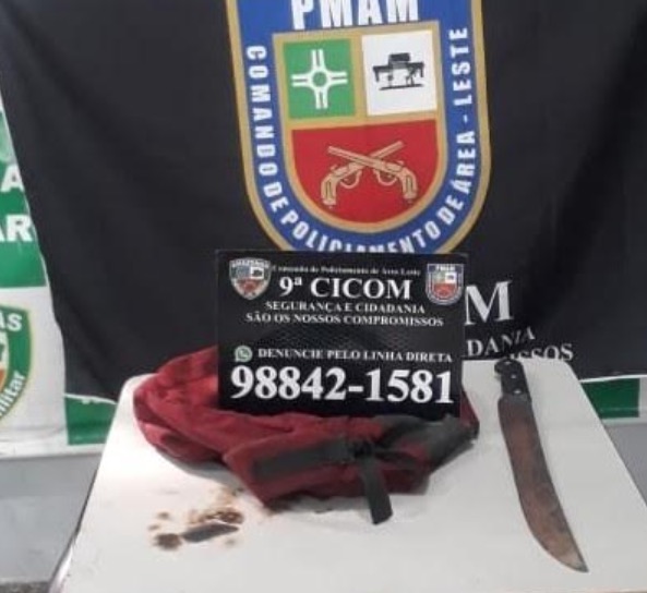 Homem é preso ao tentar assaltar ônibus com terçado em Manaus