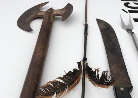 Surtado e armado, homem faz filho de 11 anos refém na própria casa