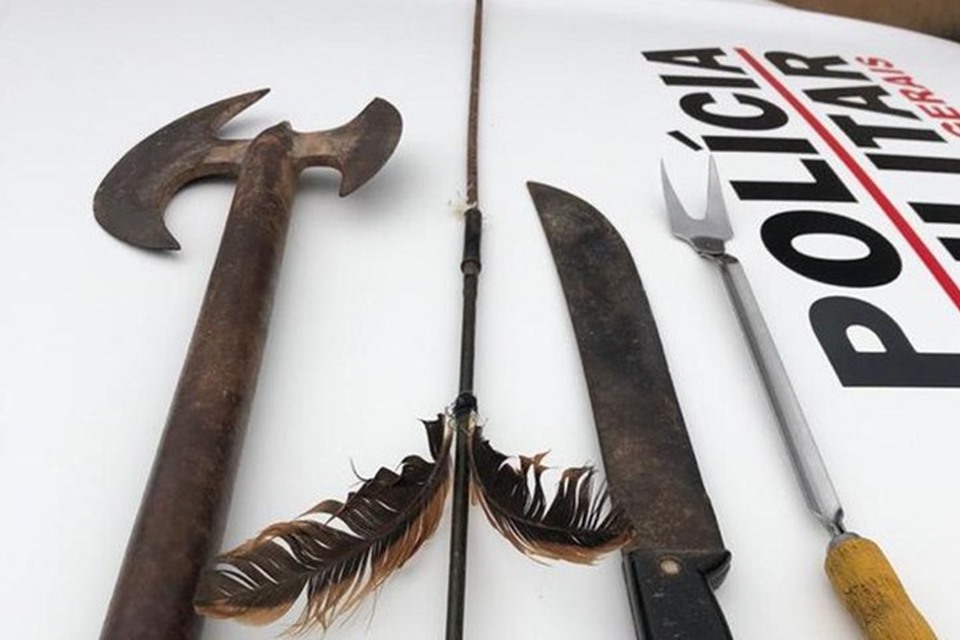 Surtado e armado, homem faz filho de 11 anos refém na própria casa