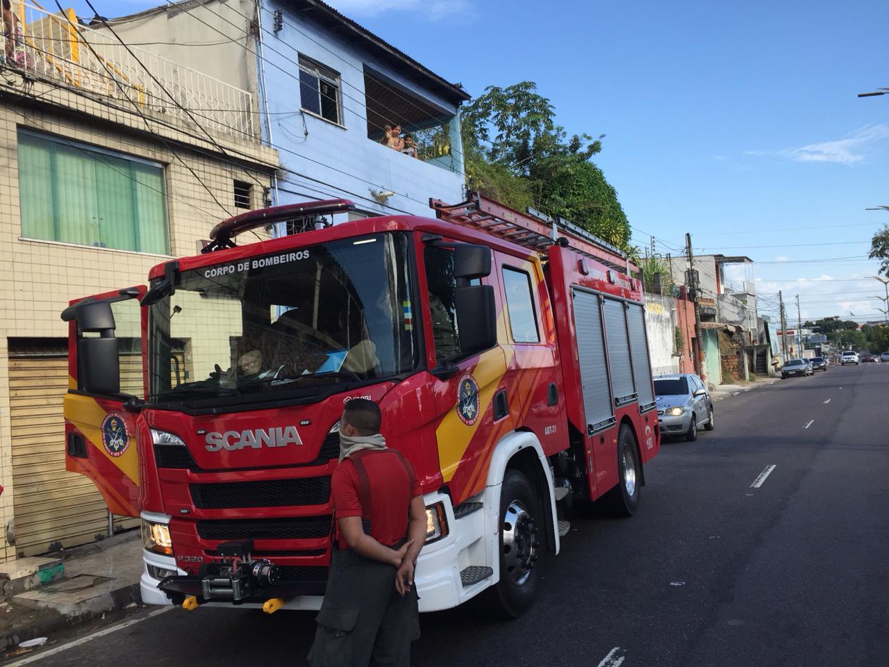 Incêndio atinge casa na zona Sul de Manaus 