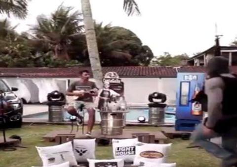 Vídeo: Live do grupo Aglomerou é interrompida por tiroteio e deixa internautas chocados