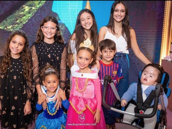 No Dia dos Avós, Ratinho posta foto rara dos netos e encanta seguidores