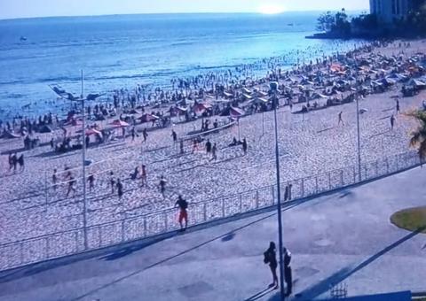 Banhistas desrespeitam horário permitido para lazer e arriscam vida na Ponta Negra