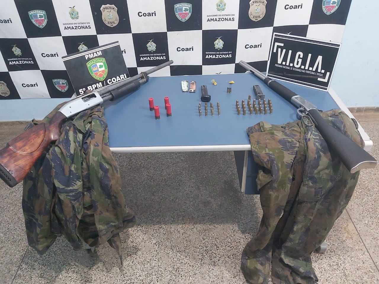Polícia apreende armas e bote usados em crimes de pirataria no rio Solimões
