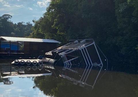 Flutuante com 50 pessoas racha ao meio e afunda durante festa de aniversário 