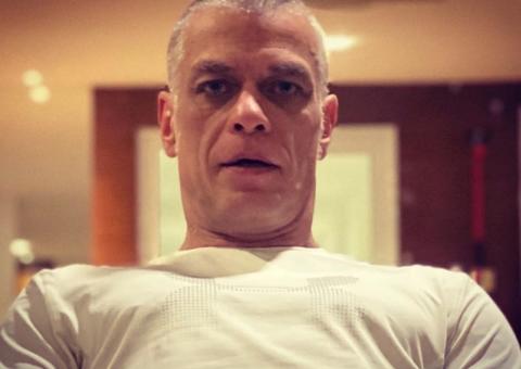 Fábio Assunção e filho posam sarados em dia de praia