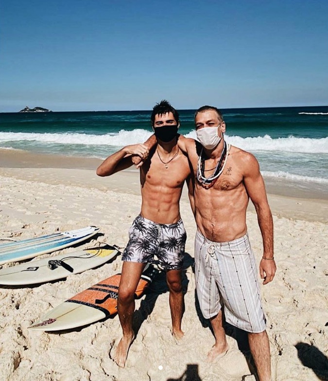 Fábio Assunção e filho posam sarados em dia de praia