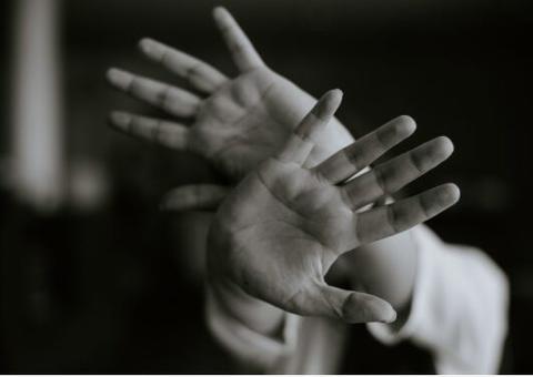 Com ciúmes, homem agride companheira com bebê de um mês no colo 