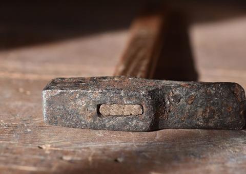 Homem tenta matar esposa e acaba morto a marteladas por ela 