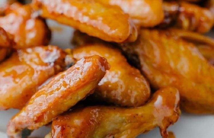 Asa de frango ao molho picante de laranja é fácil de fazer; confira receita