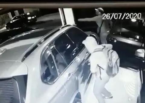 Casal é recebido a tiros por criminosos ao chegar na própria casa; vídeo