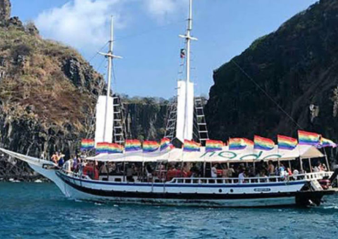 Embarcação de turismo naufraga ao sair de Noronha para realizar manutenção no Recife