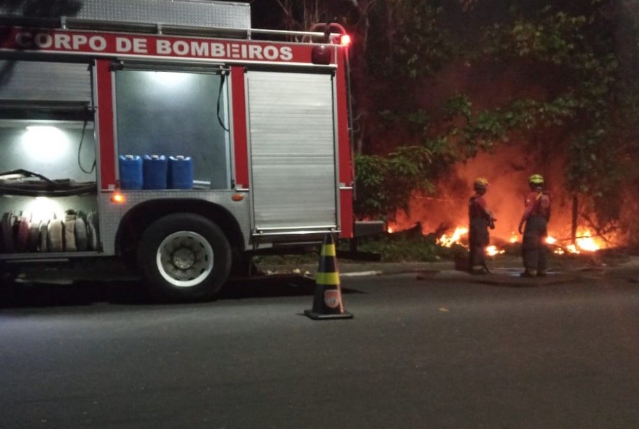 Incêndio atinge área de mata na avenida do Turismo em Manaus