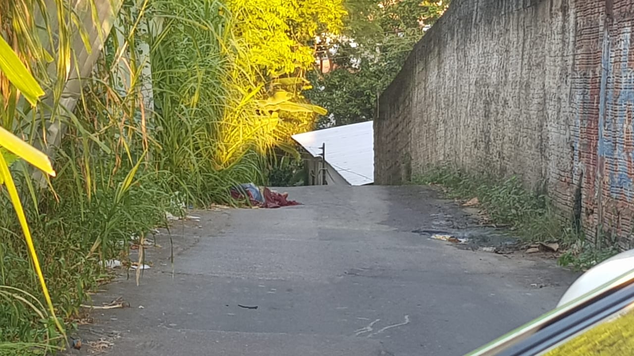 Enrolado em rede, jovem é encontrado morto em beco de Manaus