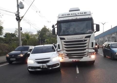 Acidente próximo a rotatória deixa trânsito travado em avenida de Manaus