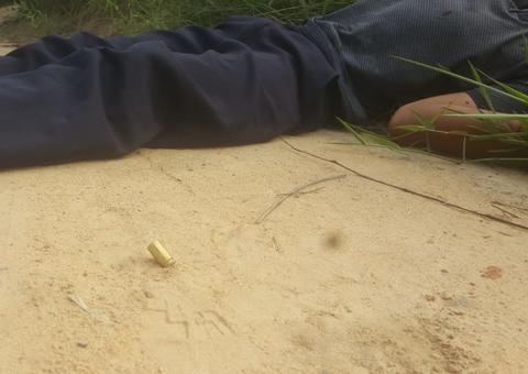 Crivado de balas, jovem é encontrado às margens de ramal em Manaus