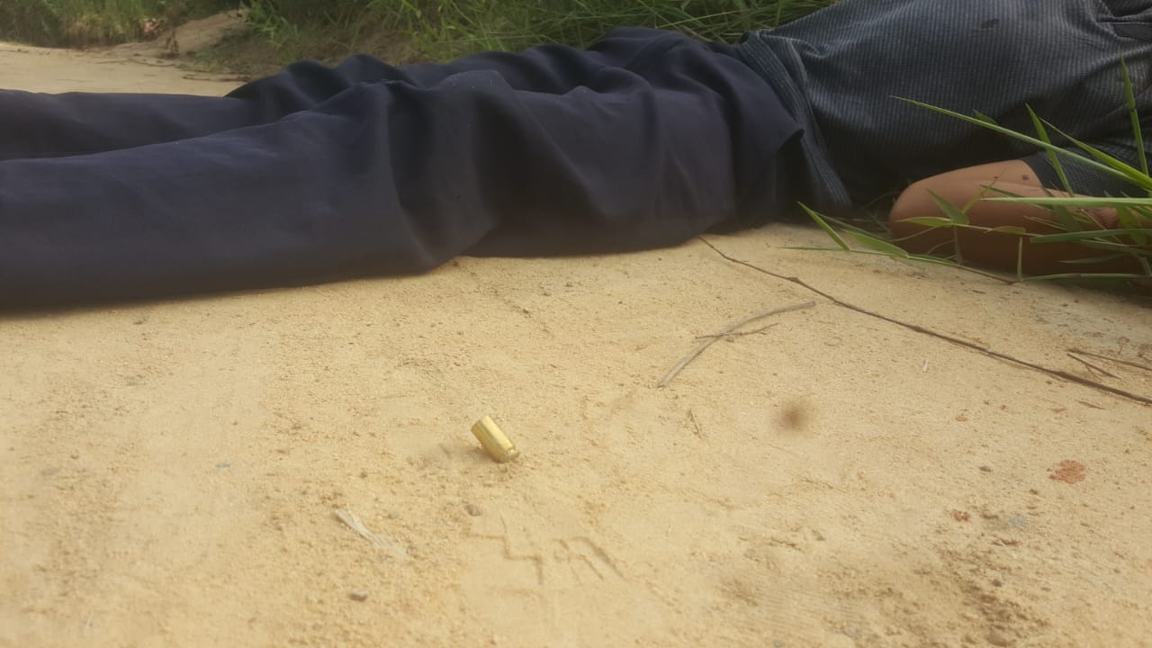 Crivado de balas, jovem é encontrado às margens de ramal em Manaus